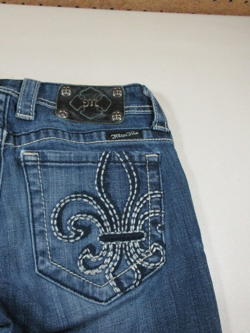 Miss Me womens dark distressed Fleur De Lis stretch crop jeans 27 EUC